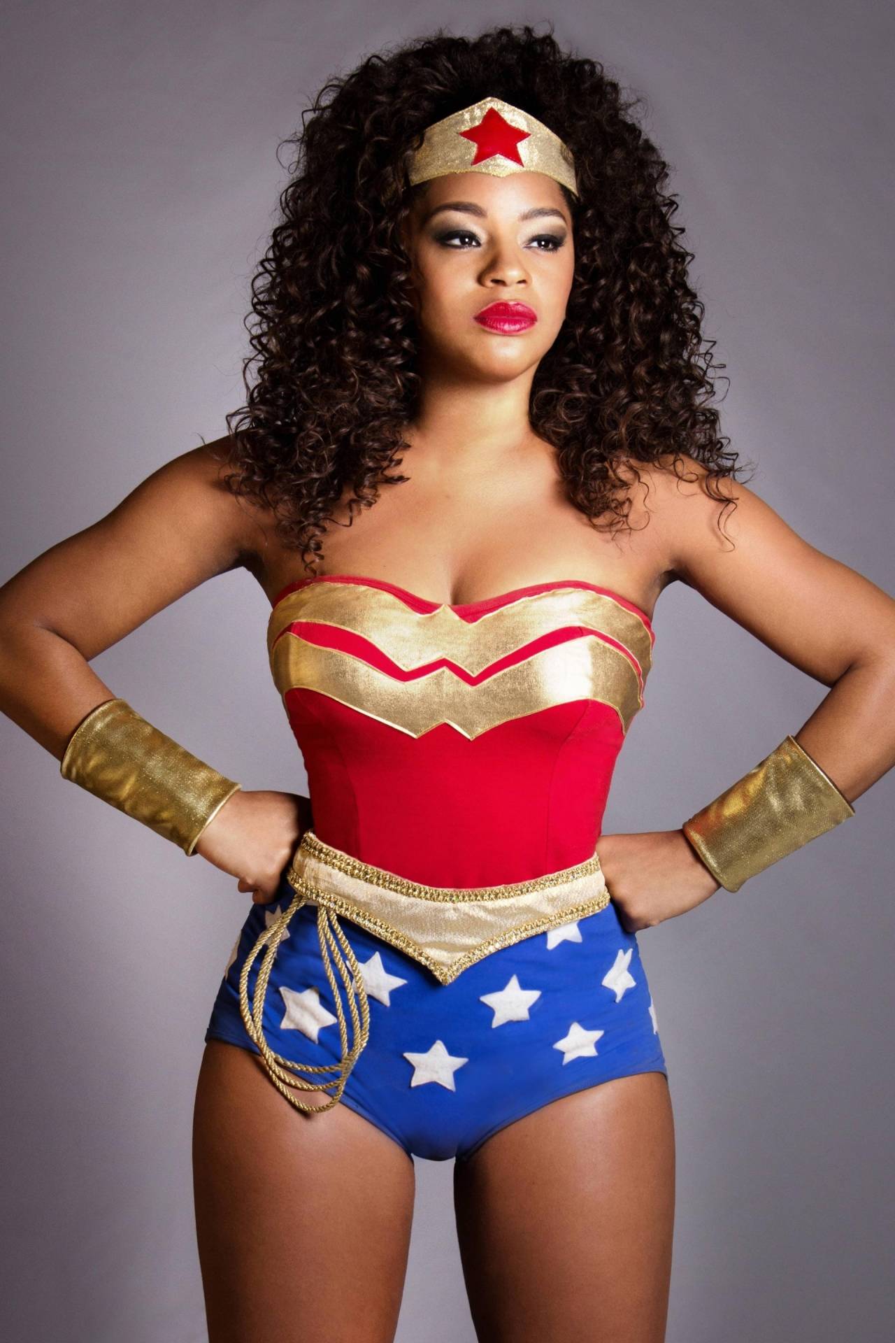 Juliana Alves vive a Mulher Maravilha no Projeto Identidade