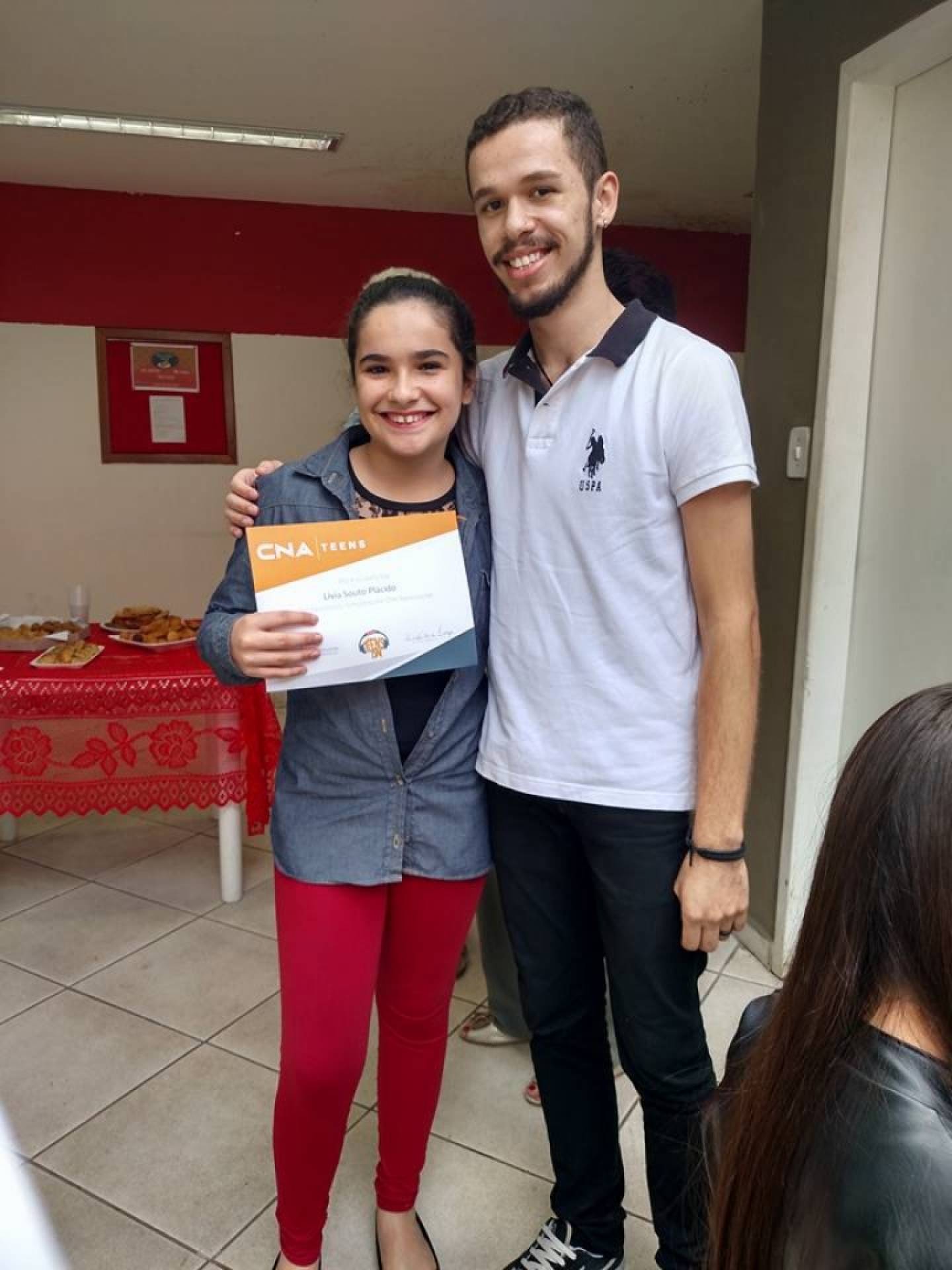 Pedro Nery e aluna L&iacute;via enquanto trabalhava no curso de idiomas CNA Paracambi.