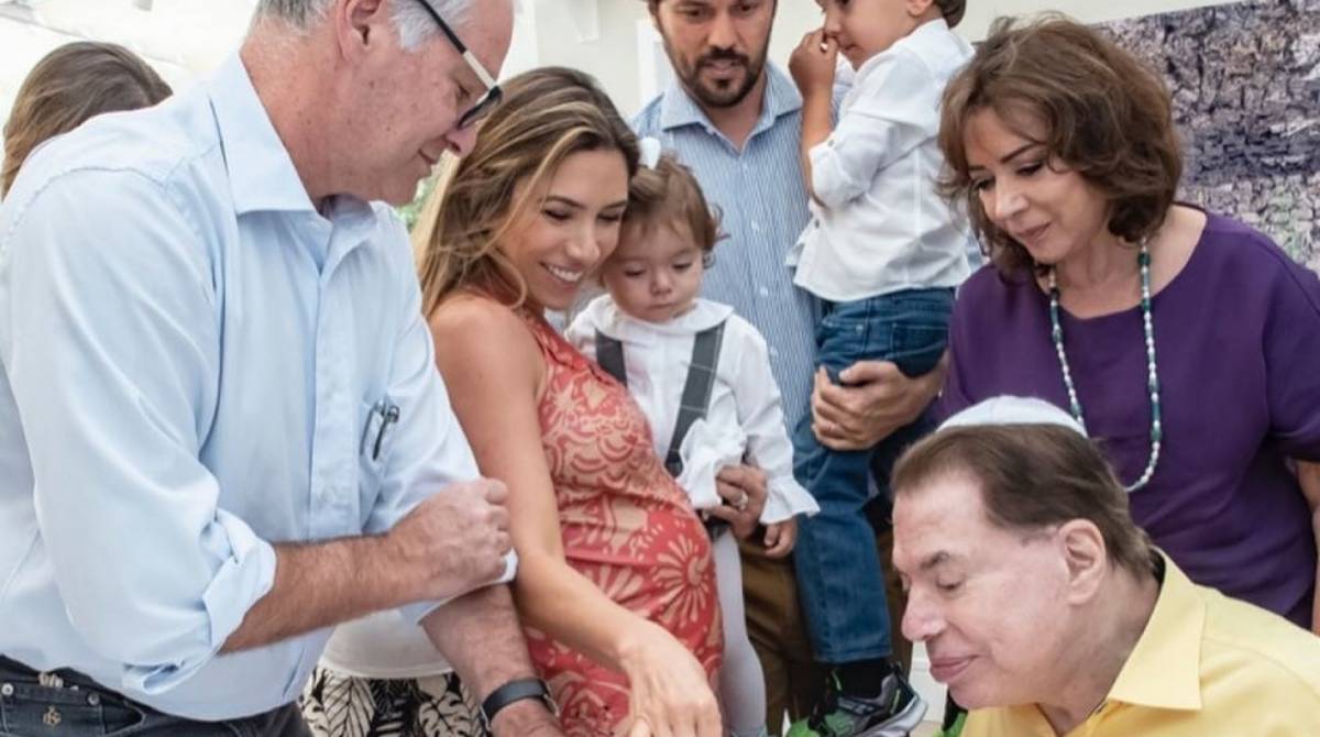Patricia celebrando a circuncisão do caçula ao lado de familiares