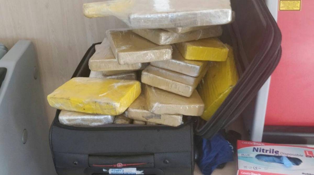 Fotos mostram mala em que a droga foi apreendida