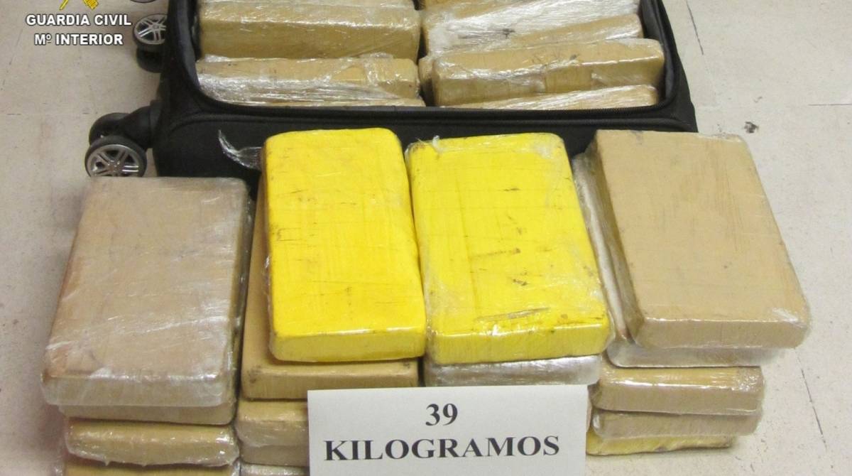 Polícia mostra mala em que a droga foi apreendida - Divulgação/Guarda Civil da Espanha