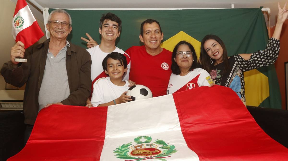 Rio de Janeiro - RJ - 05/07/2019 - Torcedores de Brasil e Peru - Torcedores brasileiros e peruanos se preparam para a grande final da Copa America 2019 - na foto, chef Margarita Isabel e João Paulo, donos do restaurante Intihuasi, na Rua Barao do Flamengo, zona sul do Rio, com filhos e neto. De camisa vermelha, amigo da familia - Foto: Reginaldo Pimenta / Agencia O Dia