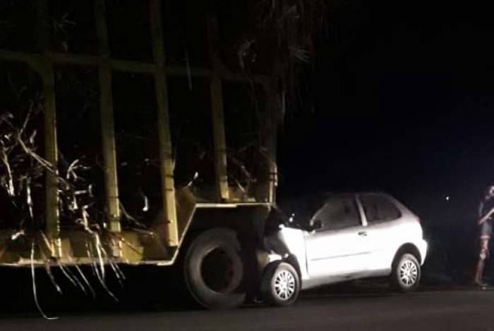 Sargento bateu com o carro em que estava em um caminhÃ£o