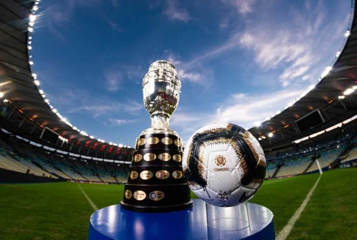 Taça e bola da final da Copa América