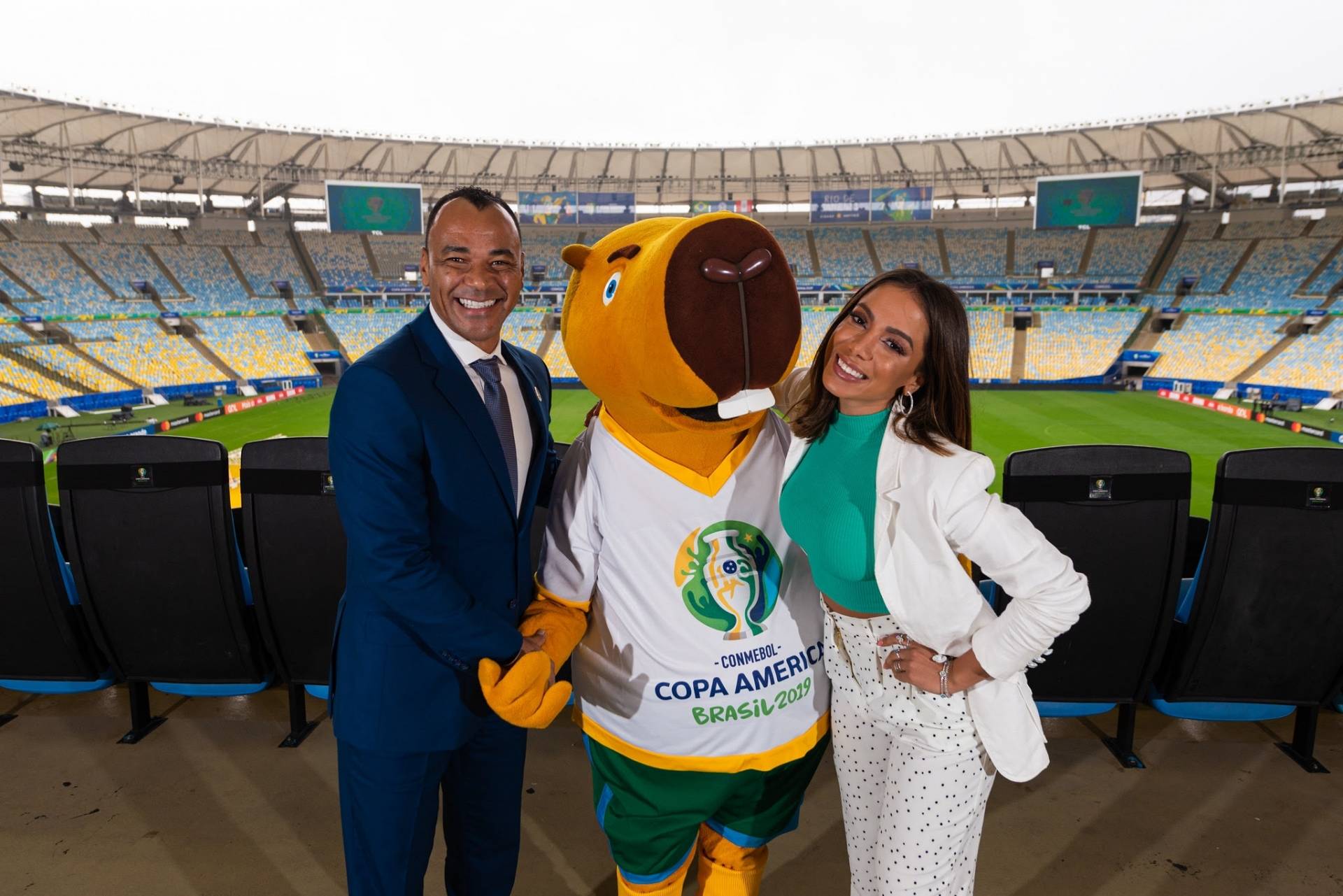 Cafu, Anitta e Zizito, mascote da Copa Am&eacute;rica de 2019, no Maracan&atilde; - Alex Ferro / COL Copa Am&eacute;rica Brasil 2019 