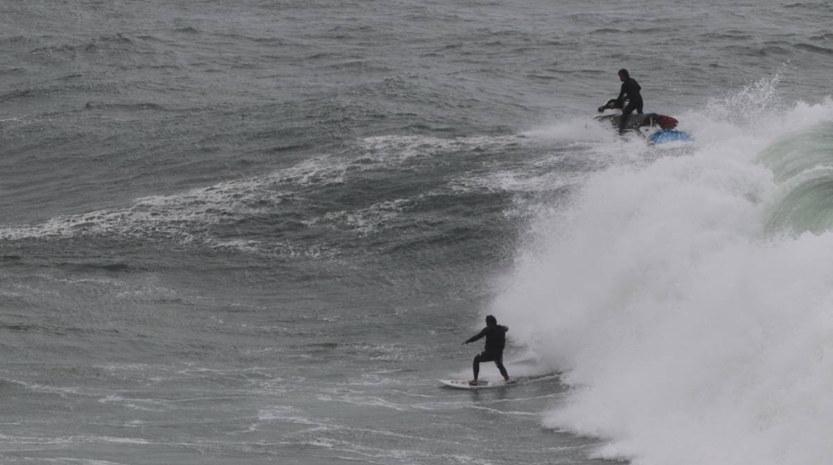 Cariocas e turistas aproveitam o fim de semana na praia mesmo com muito frio e chuva. Na foto, o surf visto do mirante do Leblon. 