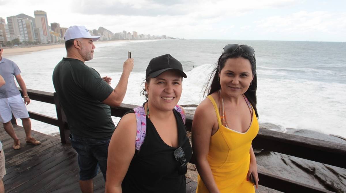 Cariocas e turistas aproveitam o fim de semana na praia mesmo com muito frio e chuva. Na foto,(de amarelo), Patrícia Pilates com uma amiga no mirante do Leblon.       