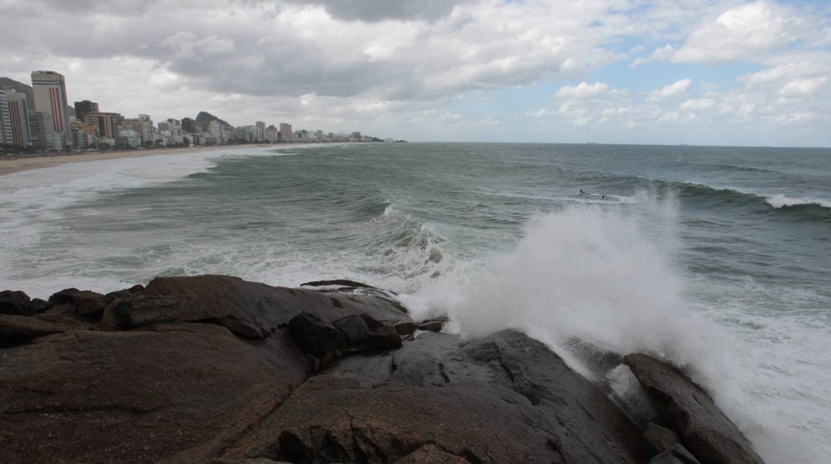 Cariocas e turistas aproveitam o fim de semana na praia mesmo com muito frio e chuva. Na foto, o mar visto do mirante do Leblon.    