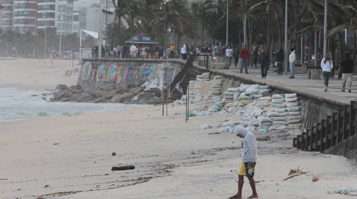 Cariocas e turistas aproveitam o fim de semana na praia mesmo com muito frio e chuva. Na foto, ressaca leva detritos e muita reia para o Arpoador.  