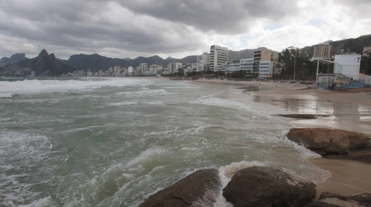Cariocas e turistas aproveitam o fim de semana na praia mesmo com muito frio e chuva. Na foto, ressaca no Arpoador.