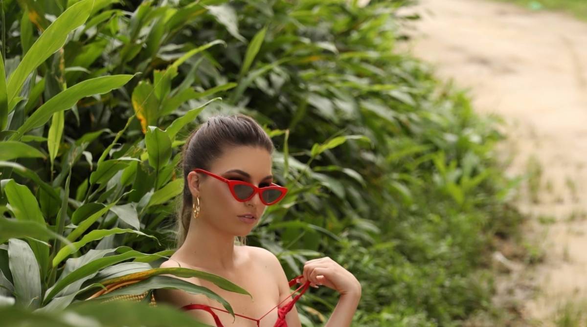 Giullia Grevinel mostra suas curvas em ensaio sensual