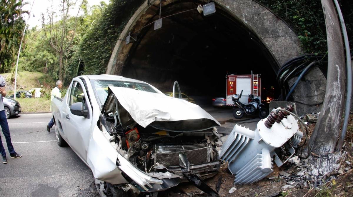 Primeiro acidente aconteceu no in&iacute;cio da manh&atilde; - Gilvan de Souza / Ag&ecirc;ncia O Dia