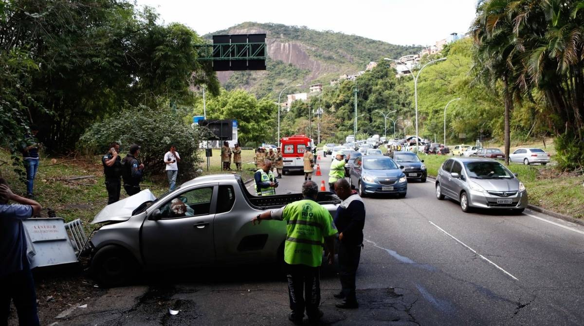 Rio, 08/07/2019, Acidente com carro no Tunel Reboucas, na foto o automovel batido em umas das galerias do tunel na altura do Cosme Velho, Foto de Gilvan de Souza / Agencia O Dia