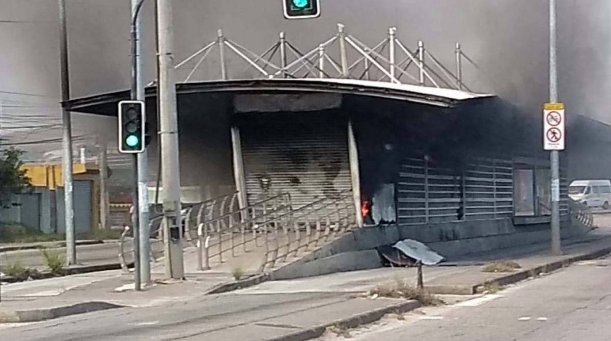 Fogo atingiu a estação Três Pontes - Reprodução / Internet