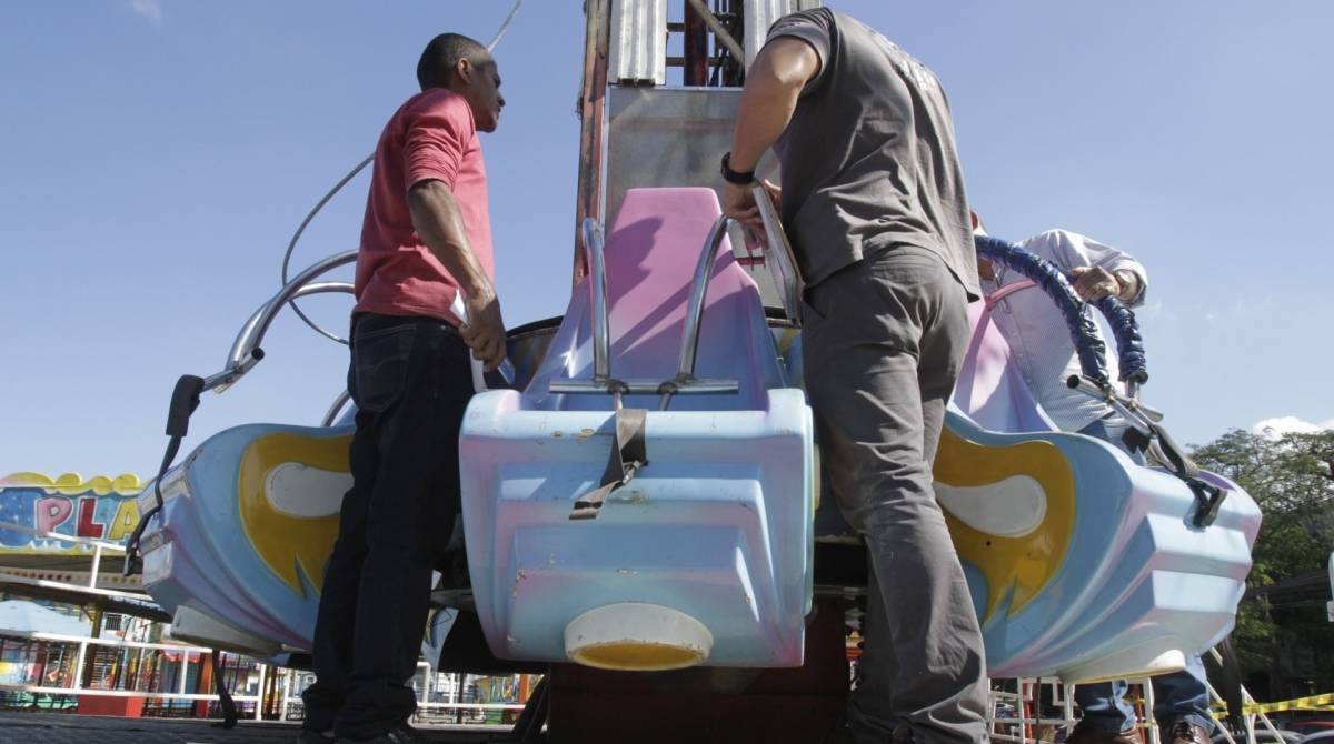 Rio,08/07/2019 - S&Atilde;O JO&Atilde;O DE MERITI - Pra&ccedil;a dos Tr&ecirc;s Poderes, Parque Play Kid, cabo de a&ccedil;o de brinquedo em parque de divers&otilde;es se rompe e deixa feridos. Na foto, Herc&iacute;lio dos Santos, funcion&aacute;rio do parque e policiais fazendo pericia . Foto: Cl&eacute;ber Mendes/Ag&ecirc;ncia O Dia
