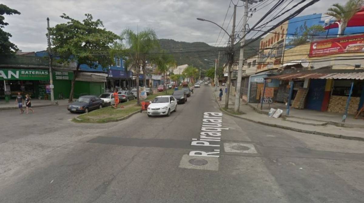 Disparos aconteceram na noite de domingo, na Rua Piraquara, em Realengo - Reprodução/ Google Street View