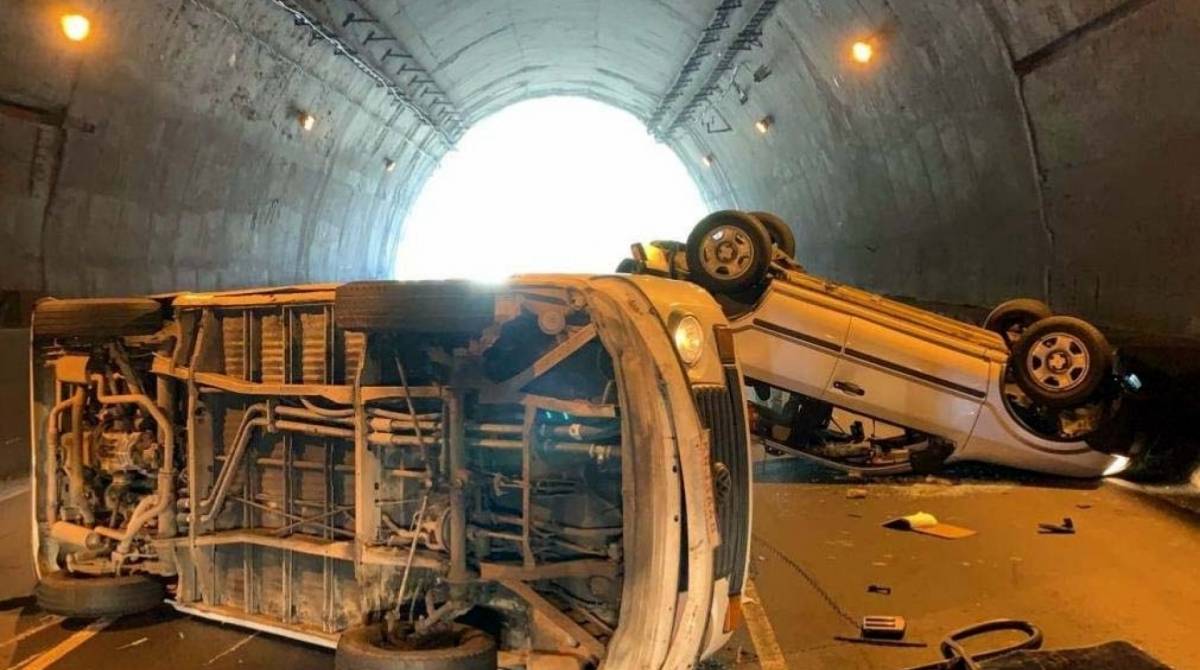 Capotamento fechou pistas da via expressa no início da tarde