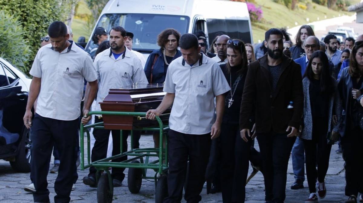 Familiares e amigos participam do sepultamento do cantor e compositor João Gilberto, no cemitério Parque da Colina, em Niterói - Tomaz Silva/Agência Brasil