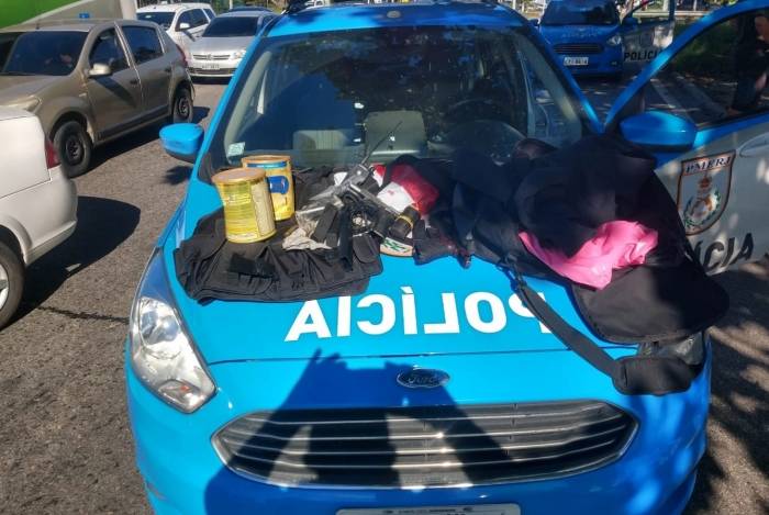 Materiais apreendidos com os suspeitos 