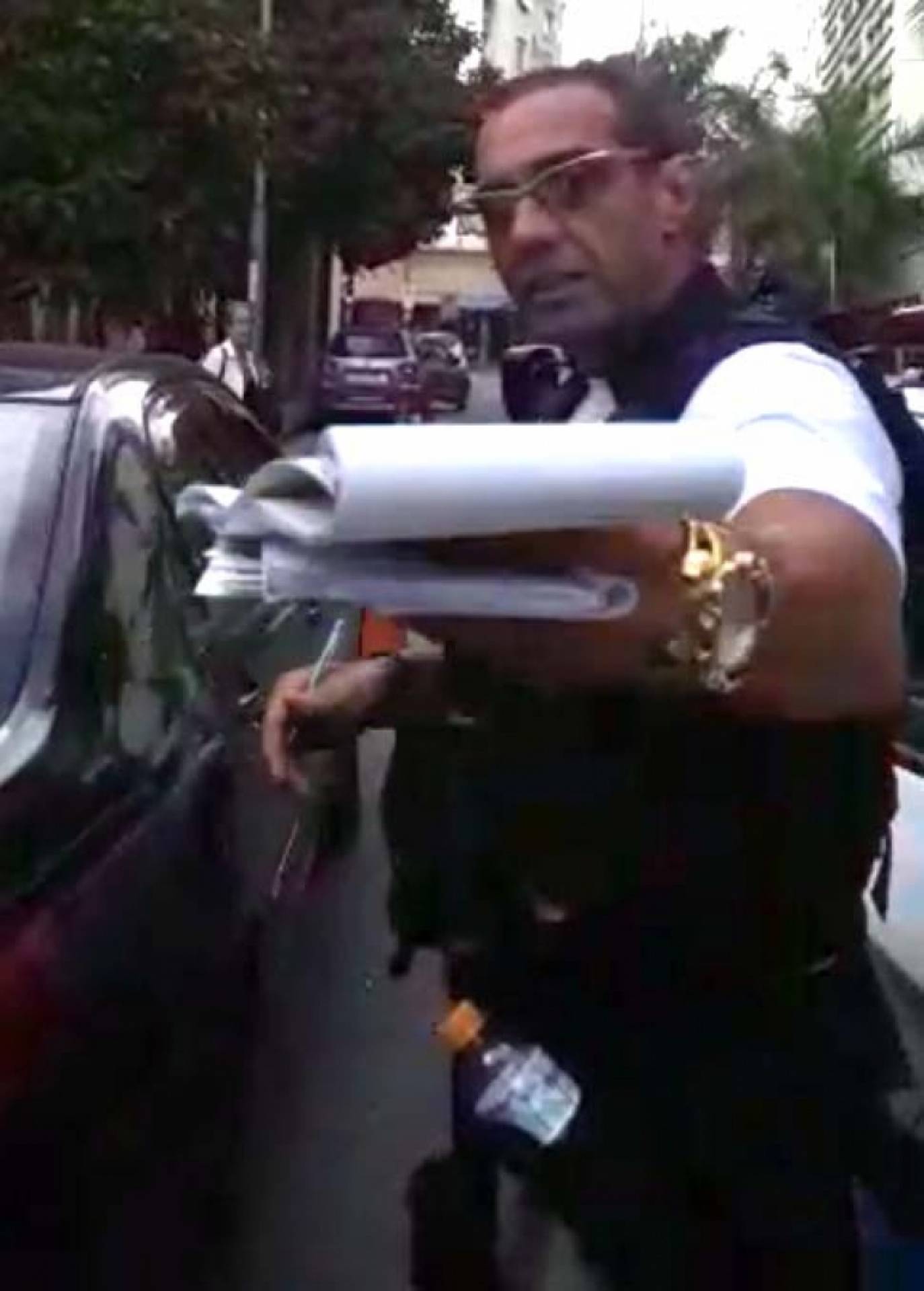 Agente não gostou de ser filmado e partiu para cima do motorista - Reprodução / Internet