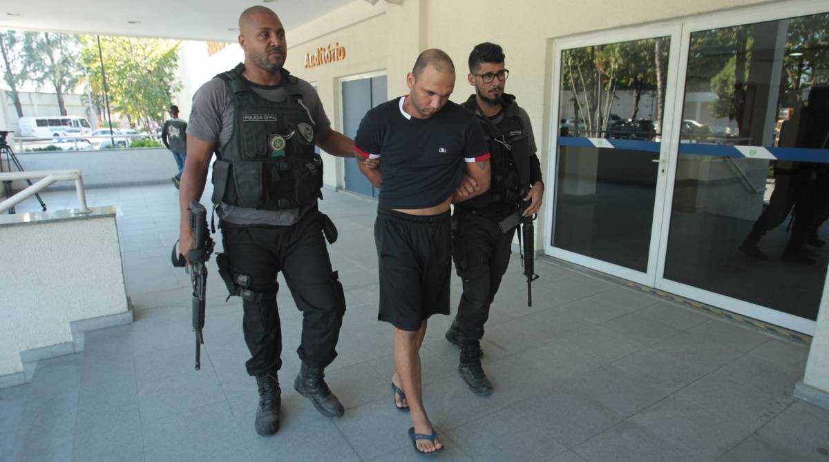 A&ccedil;&atilde;o da Pol&iacute;cia Civil na Baixada Fluminense para cumprir mandatos de pris&atilde;o. Na foto,chegada de  presos na Cidade da Pol&iacute;cia. Foto: Estefan Radovicz/Ag&ecirc;ncia O Dia                   
