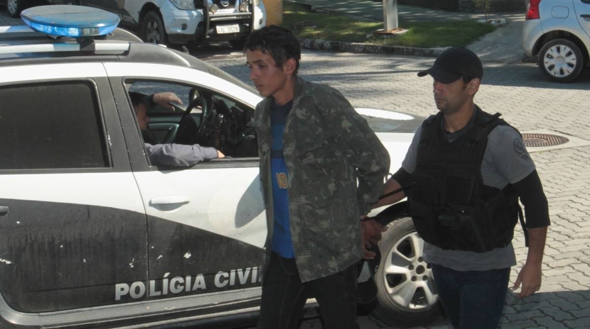A&ccedil;&atilde;o da Pol&iacute;cia Civil na Baixada Fluminense para cumprir mandados de pris&atilde;o. Na foto,chegada de  presos na Cidade da Pol&iacute;cia.