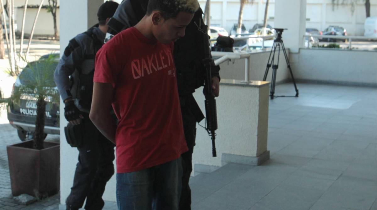 A&ccedil;&atilde;o da Pol&iacute;cia Civil na Baixada Fluminense para cumprir mandatos de pris&atilde;o. Na foto,chegada de  presos na Cidade da Pol&iacute;cia. Foto: Estefan Radovicz/Ag&ecirc;ncia O Dia                   