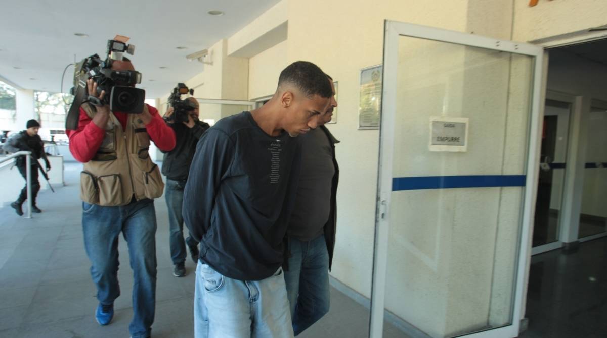 A&ccedil;&atilde;o da Pol&iacute;cia Civil na Baixada Fluminense para cumprir mandatos de pris&atilde;o. Na foto,chegada de  presos na Cidade da Pol&iacute;cia. Foto: Estefan Radovicz/Ag&ecirc;ncia O Dia                   