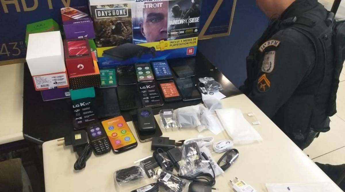 PM recuperou produtos roubados nas Lojas Americanas de Realengo e prendeu dois criminosos - Divulgação