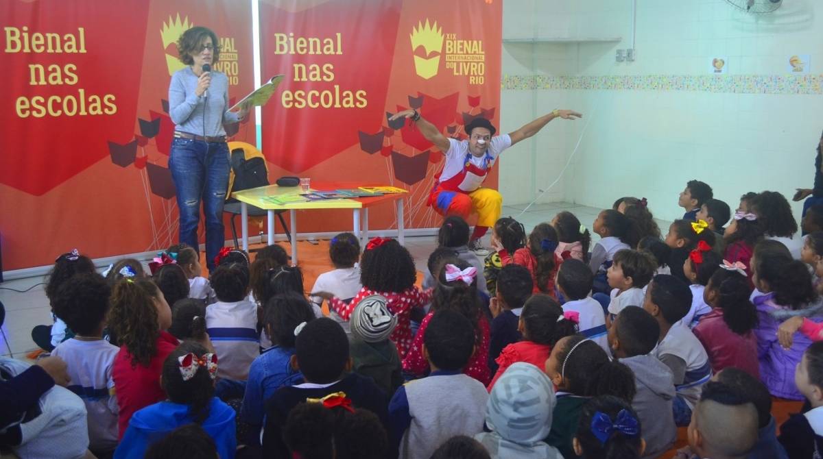 Miriam Leitão conta histórias para crianças