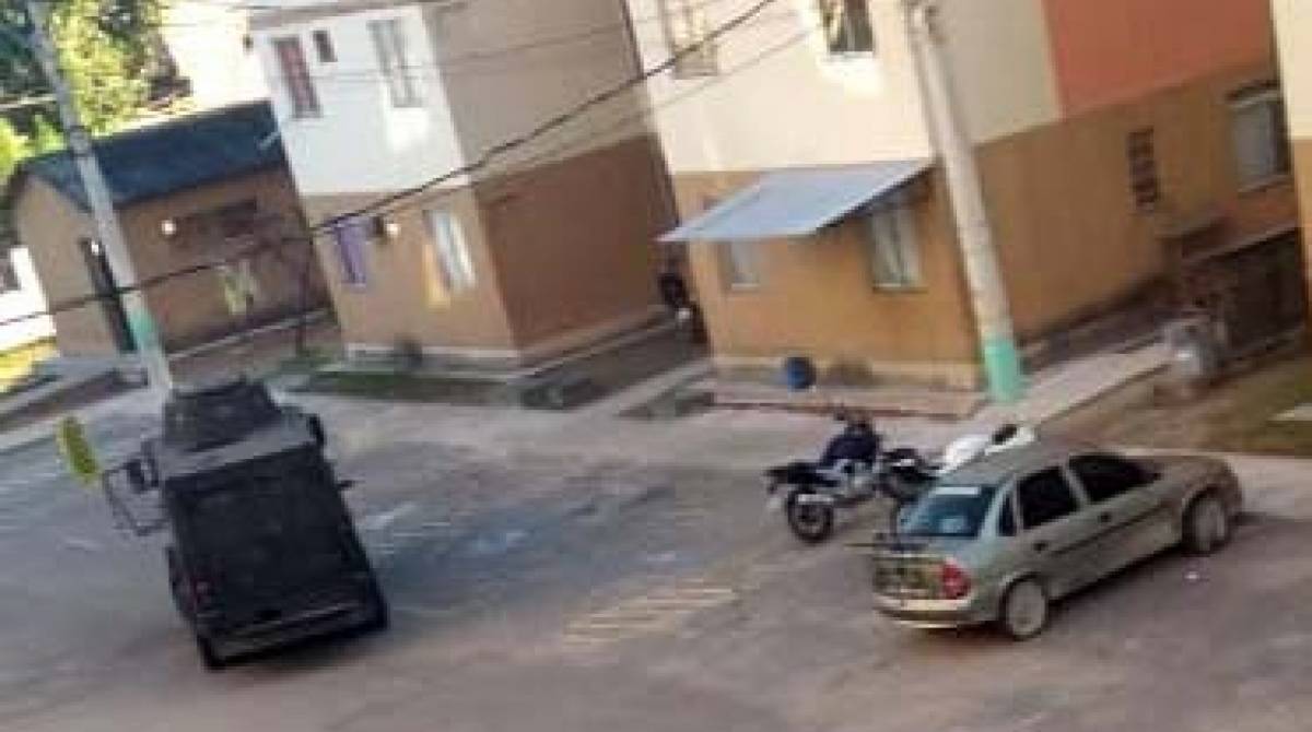 Blindado dá apoio à operação