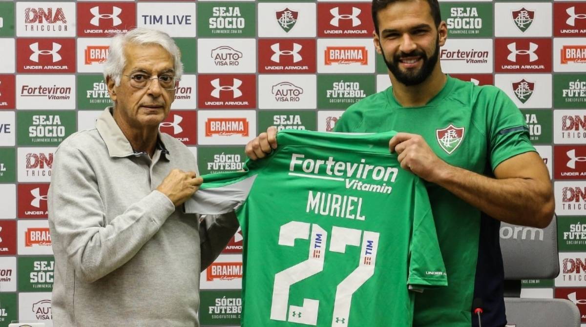 O goleiro Muriel exibe sua nova camisa, a 27, na apresentação - LUCAS MERÇON / FLUMINENSE F.C.