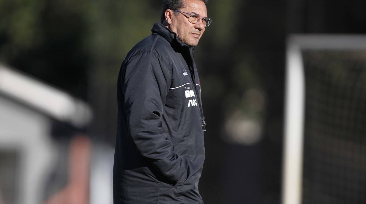 O ritmo intenso dos treinos comandados por Luxa tem ajudado a aliviar o frio em Foz do Igua&ccedil;u - Rafael Ribeiro / Vasco