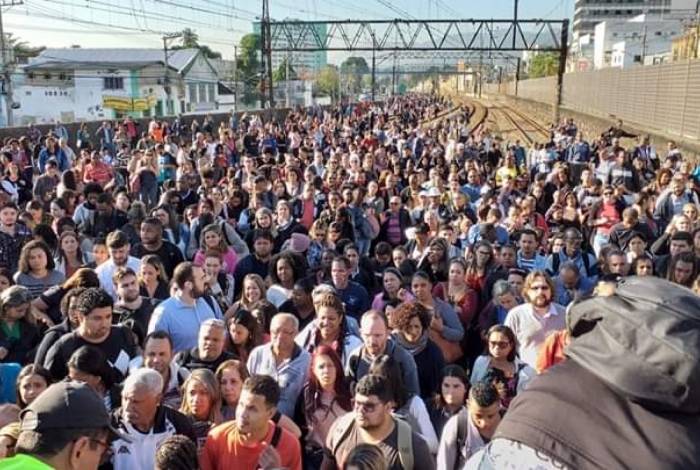 Passageiros tiveram que andar nos trilhos após trem dá problema perto do Engenho de Dentro