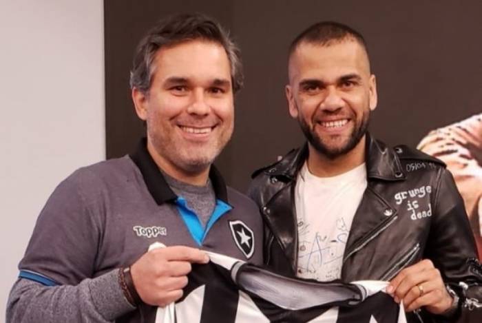 Botafogo presenteia Daniel Alves e entrega camisa com nome de Zagallo