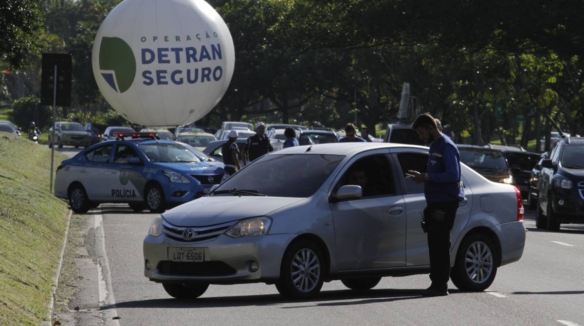 Rio,10/07/2019 - ATERRO DO FLAMENGO - Cardeno Especial - Equipe Detran Seguro. Operação Detran Seguro vai acontecer diariamente. Agentes farão verificacação dos equipamentos obrigatórios, além de orientar os motoristas.Foto: Cléber Mendes/Agência O Dia - Cléber Mendes