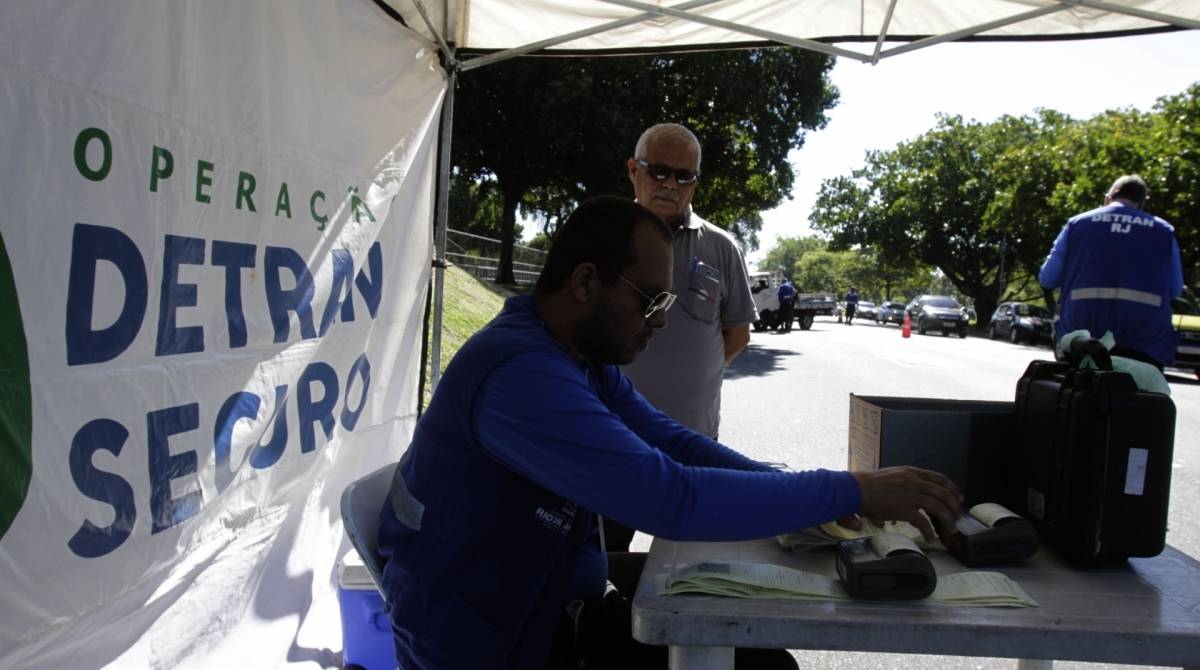 Rio,10/07/2019 - ATERRO DO FLAMENGO - Cardeno Especial - Equipe Detran Seguro. Operação Detran Seguro vai acontecer diariamente. Agentes farão verificacação dos equipamentos obrigatórios, além de orientar os motoristas.Foto: Cléber Mendes/Agência O Dia