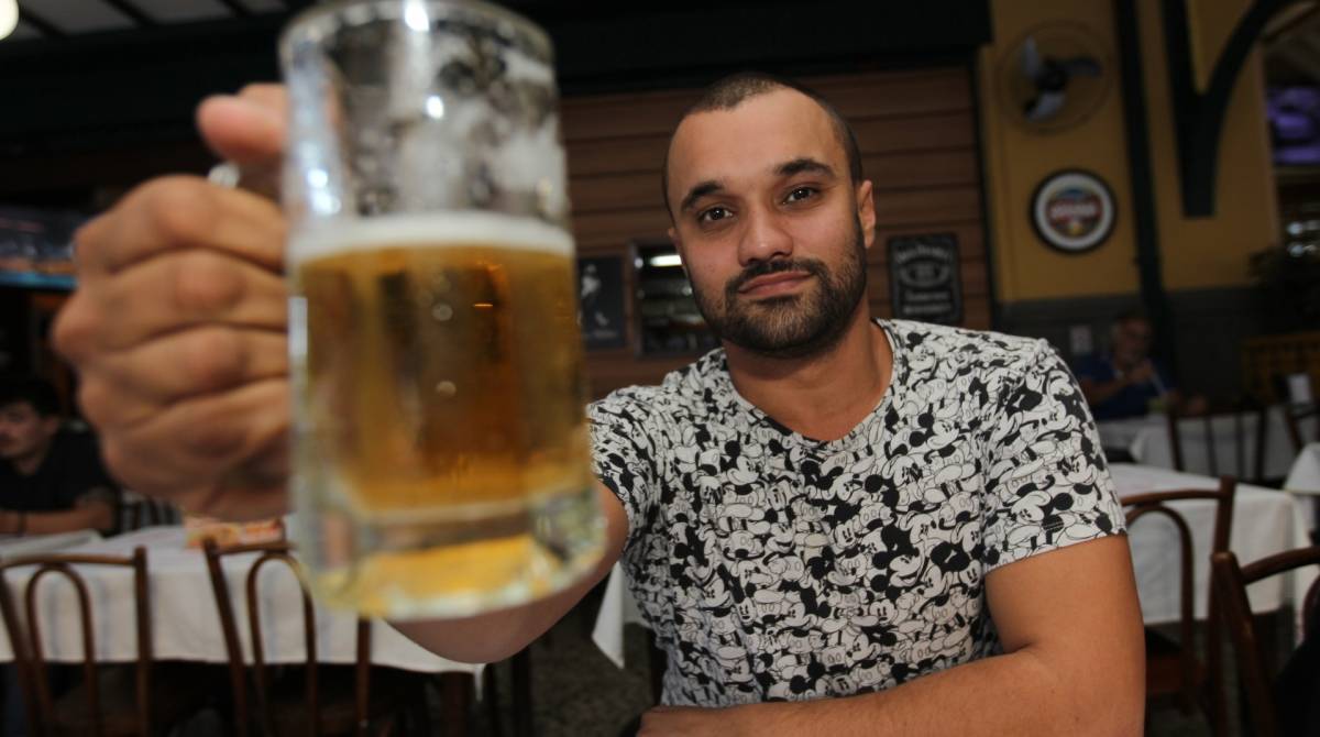 Rio de Janeiro 10/07/2019 - Bolsonaro edita decreto que permite cerveja com corantes, espuma artificial e sem l&uacute;pulo e consumidores repercutem mudan&ccedil;as nas regras da fabrica&ccedil;&atilde;o da cerveja. Na foto acima os amigos Alexandre Antunes dos Santos e Erica Serr&atilde;o. Na foto acima o Vinicius Borja. Foto: Luciano Belford/Agencia O Dia