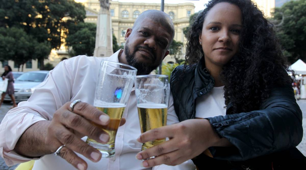 Rio de Janeiro 10/07/2019 - Bolsonaro edita decreto que permite cerveja com corantes, espuma artificial e sem l&uacute;pulo e consumidores repercutem mudan&ccedil;as nas regras da fabrica&ccedil;&atilde;o da cerveja. Na foto acima os amigos Alexandre Antunes dos Santos e Erica Serr&atilde;o. Foto: Luciano Belford/Agencia O Dia
