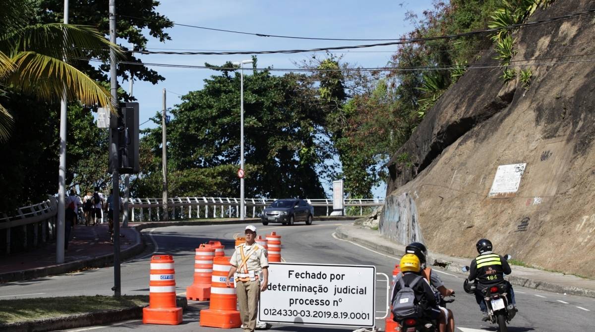 Avenida Niemeyer, que liga S&atilde;o Conrado &agrave; Zona Sul do Rio de Janeiro, est&aacute; interditada e recebe a&ccedil;&otilde;es da Prefeitura - Ricardo Cassiano/ Ag&ecirc;ncia O Dia