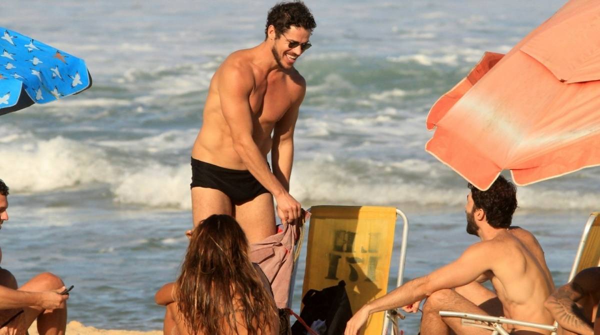 José Loreto curte praia com amigos
