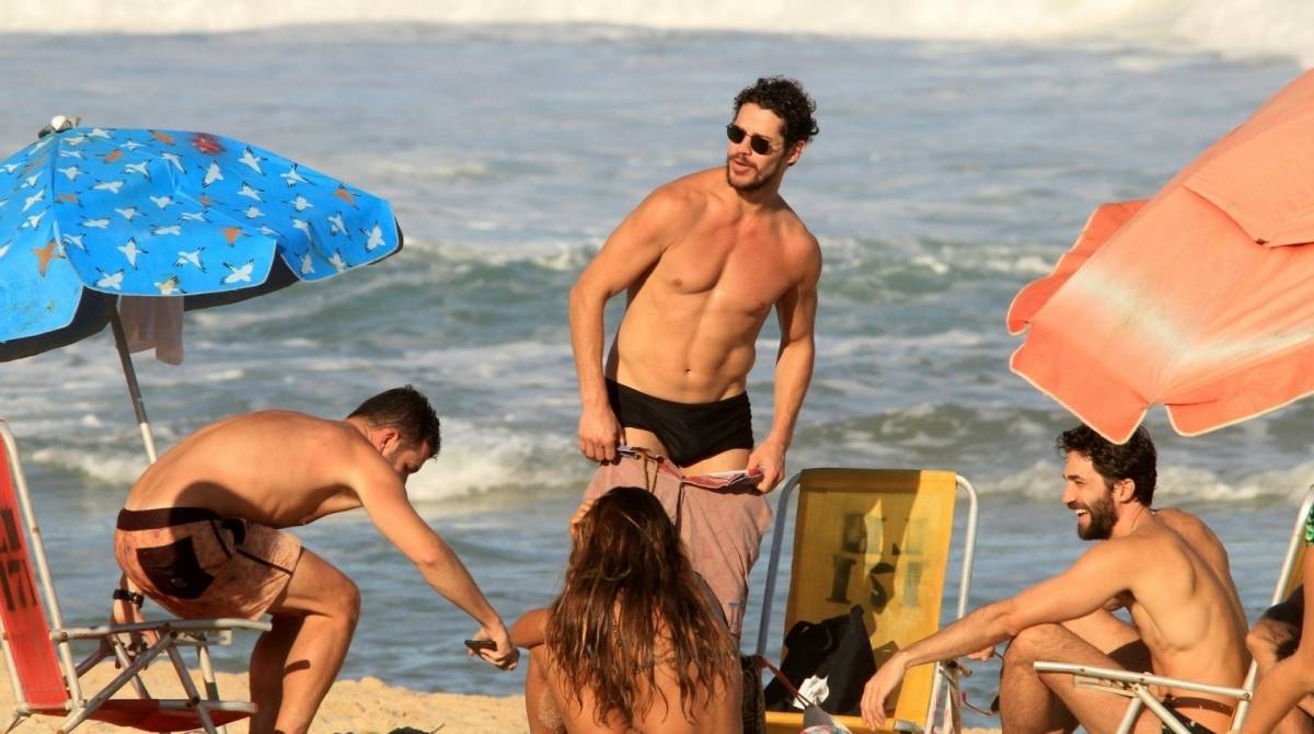 JosÃ© Loreto curte praia com amigos