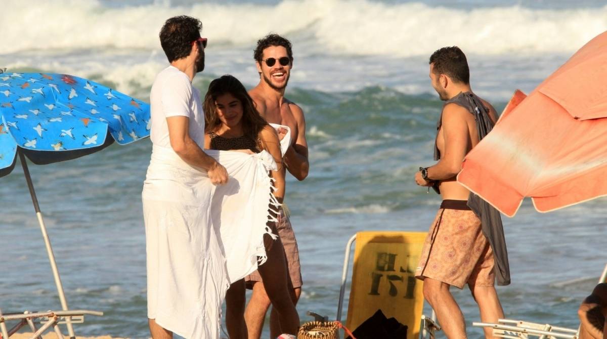 José Loreto curte praia com amigos