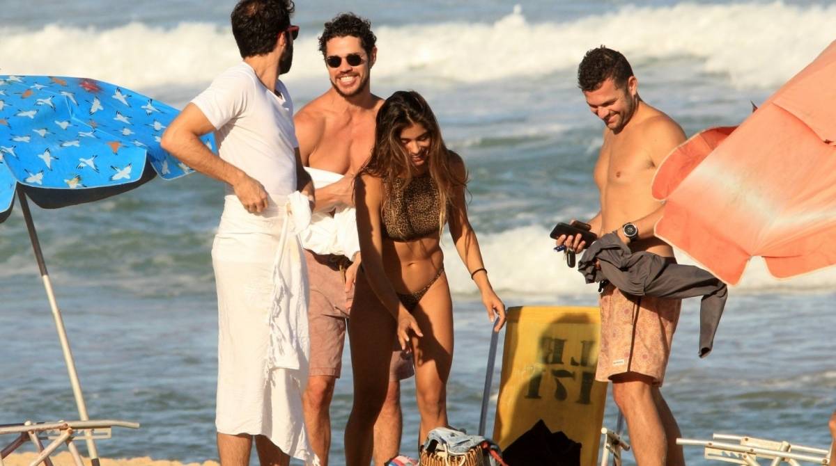 José Loreto curte praia com amigos