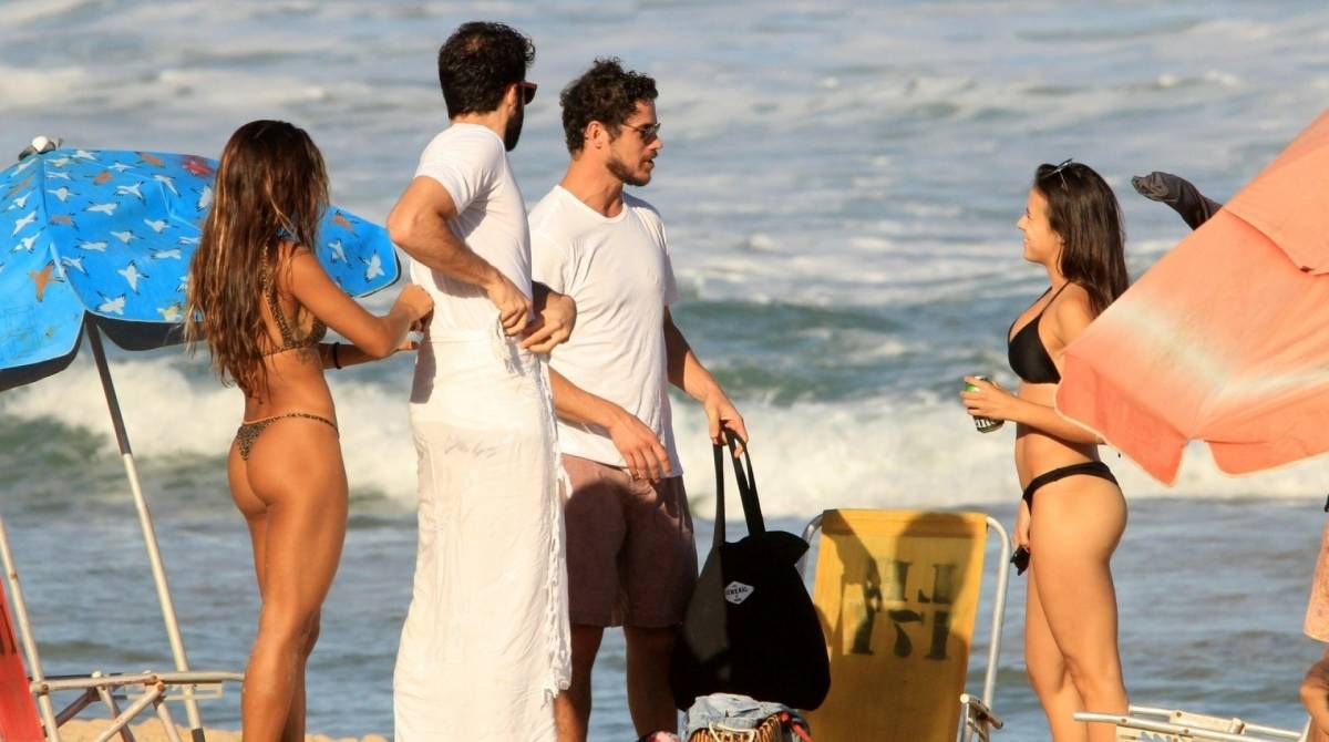 José Loreto curte praia com amigos