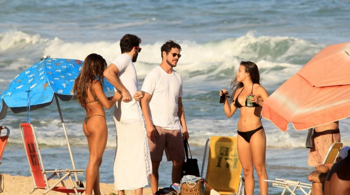 José Loreto curte praia com amigos