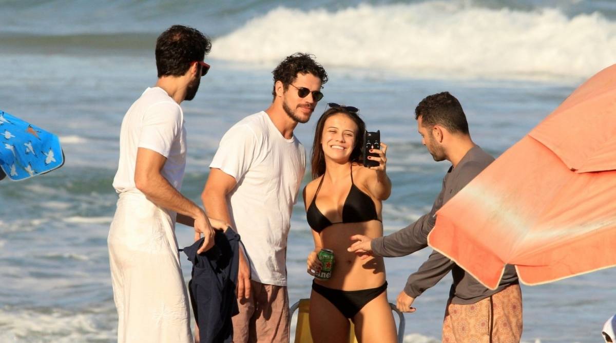 José Loreto curte praia com amigos