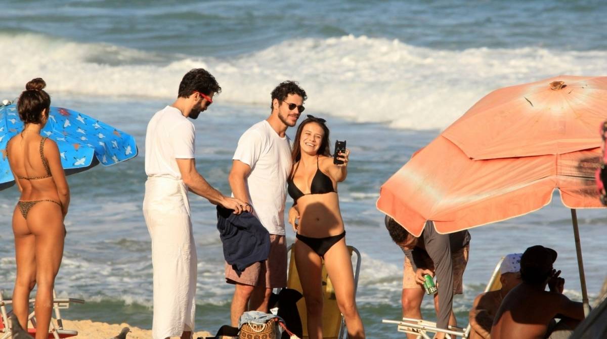 José Loreto curte praia com amigos