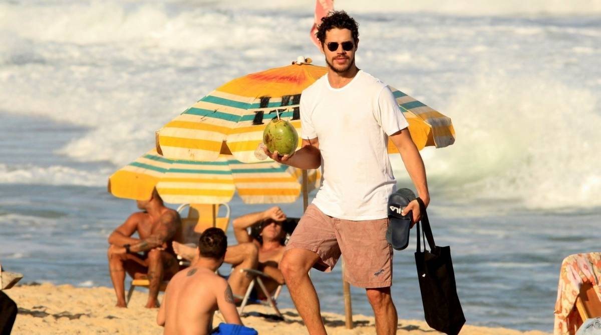 José Loreto curte praia com amigos