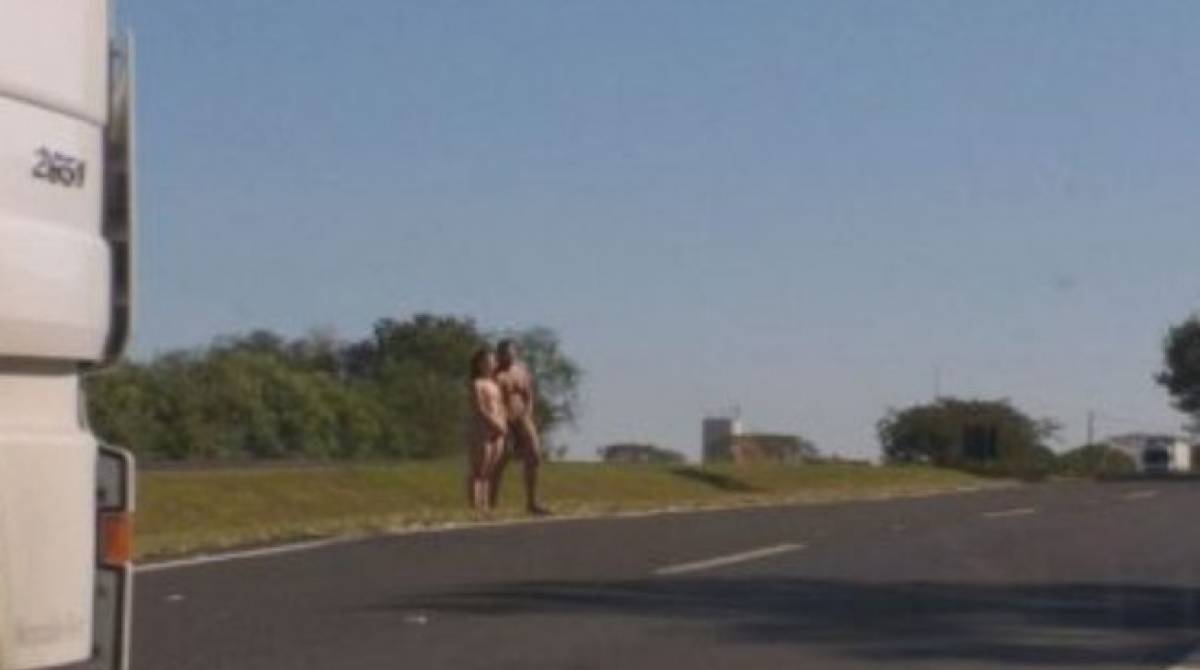 Casal nu é resgatado após flagra em Rodovia de São Paulo - Reprodução